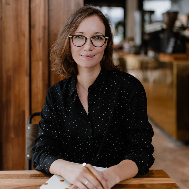 Feli Walter sitzt mit Journal an einem Tisch
