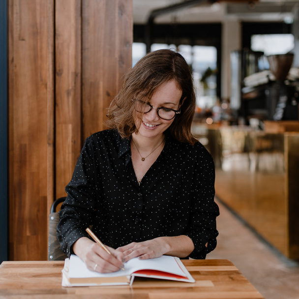 Feli Walter schreibt einen motivierenden Jahresplan für ihre Selbstständigkeit